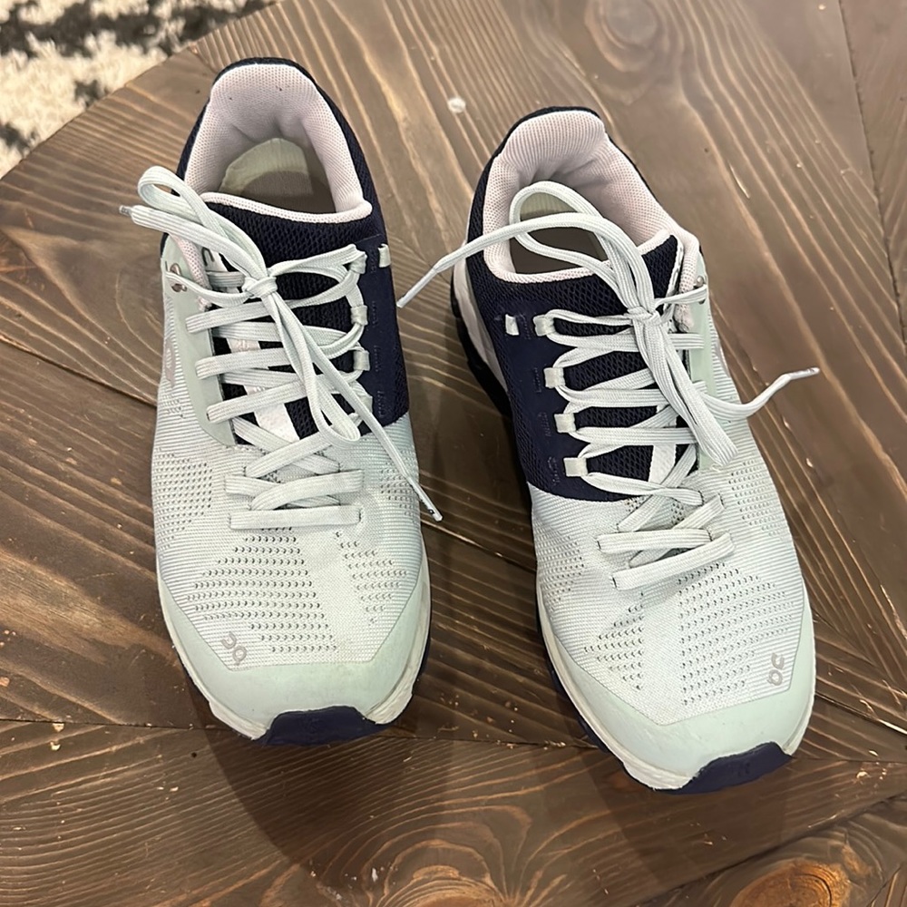 On Running, cloud athletic shoes women’s 6.5, excellent used condition